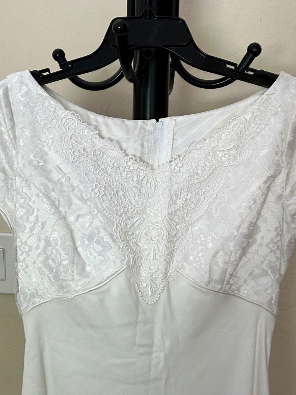 Jessica McClintock White Gown – Timeless Elegance - Picture 2 of 11